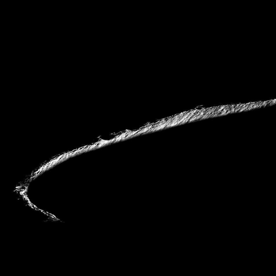Хребет кратера Шеклтон, освещённый солнечным светом. Изображение: NASA/GSFC/Arizona State University