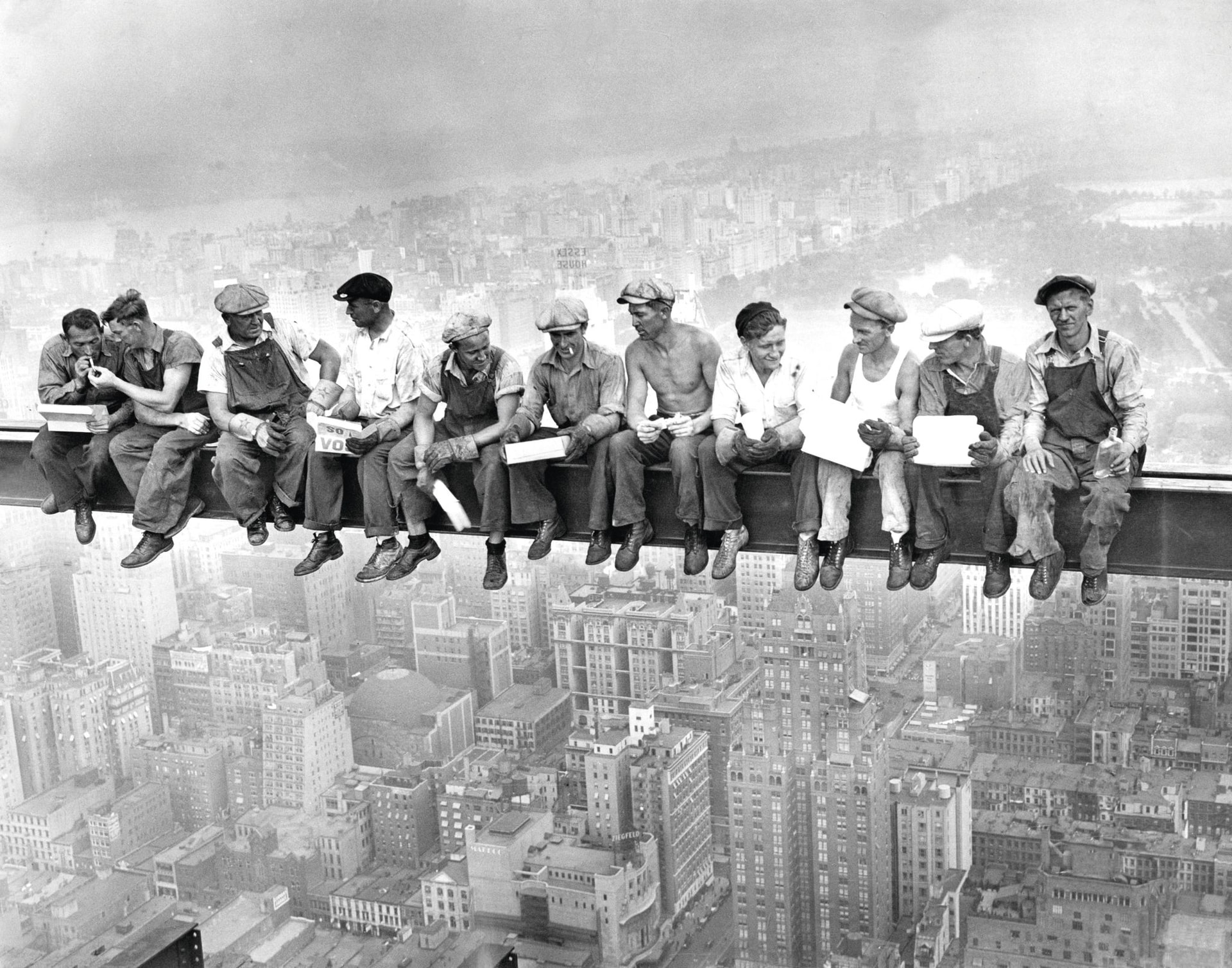 Новый аттракцион вдохновлен культовой фотографией "Обед на вершине небоскреба".