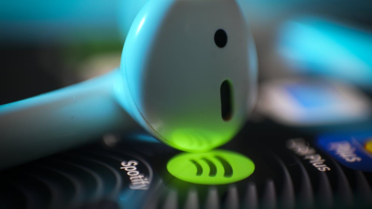 Пользователи Spotify больше не смогут управлять громкостью с помощью физических кнопок iPhone при потоковой передаче на аудиоустройство. Credit: Jaap Arriens/NurPhoto via Getty Images