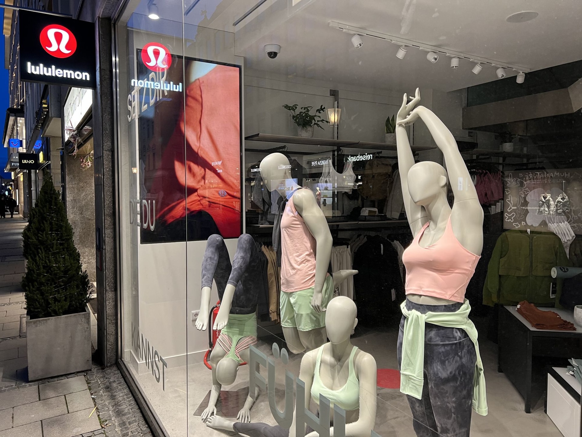 Дочь Джеймса также попросила подарочную карту Lululemon на 150 долларов.  Getty Image