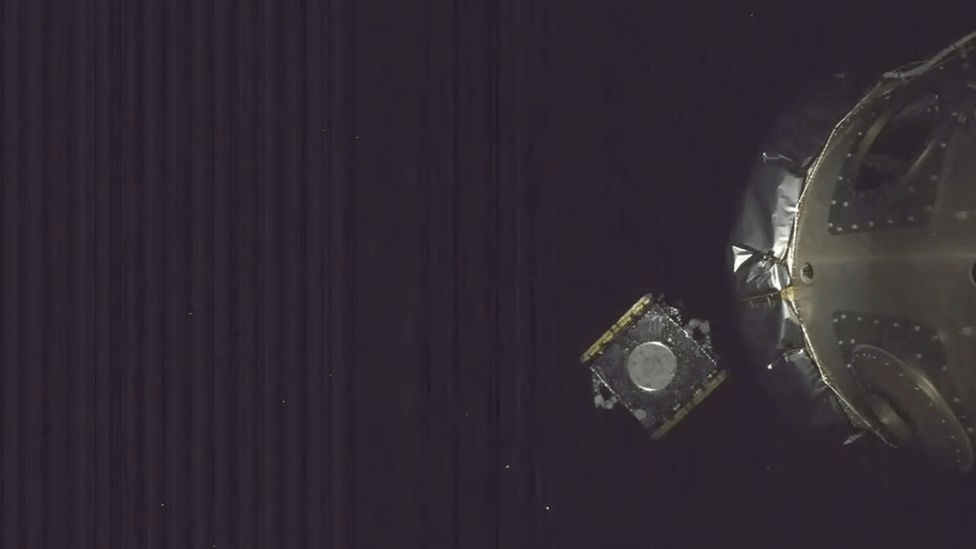 Космический аппарат отрывается от верхней части ракеты и направляется к астероиду