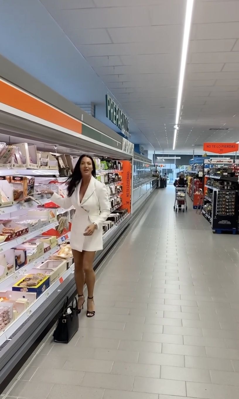 Лопес показана без нижнего белья в холодильной секции продуктового магазина. Instagram / @chloejadelope
